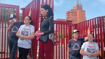 Madre del trabajador sidorista Daniel Romero se encadena en la CVG en Puerto Ordaz exigiendo su libertad