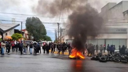 Misiones: alzamiento policial y revuelta de docentes y estatales contra salarios de hambre