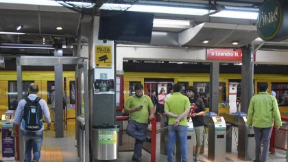 Apertura de molinetes contra la tercerización en el subte