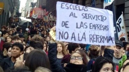 "¡Abajo la Reforma del gobierno! ¡Arriba una educación de y para estudiantes y docentes!"