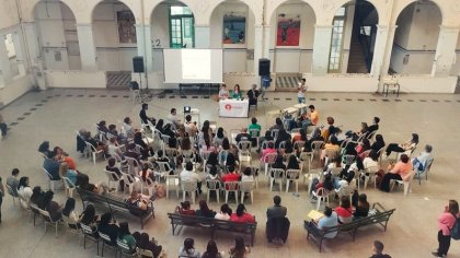 Docentes y estudiantes debatieron sobre salud mental junto al licenciado en psicología Pablo Minini