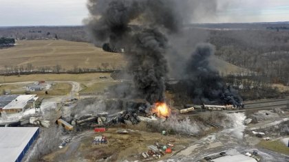 Los trabajadores que limpian residuos tóxicos del tren descarrilado en Ohio están enfermando