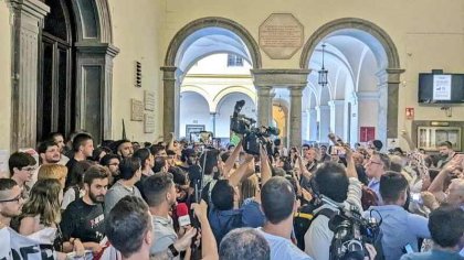 Cientos de estudiantes contra el acto de Macarena Olona en la UGR