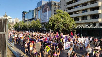 Gobierno “feminista” de Gabriel Boric reprime marcha del día contra la violencia machista