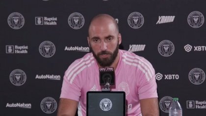 Gonzalo Higuaín, emocionado, anunció su retiro del fútbol profesional