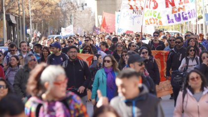 Multitudinaria marcha de docentes neuquinos en la séptima semana de lucha