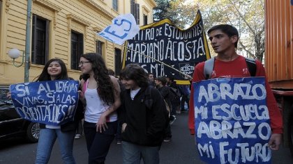 Acuña quita fondos a viajes solidarios en represalia por las tomas de escuelas en septiembre