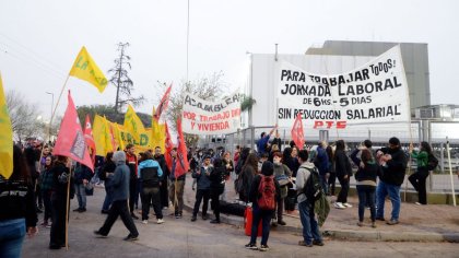 [Video] Organizaciones sociales se movilizan frente a la planta de Arcor/Bagley