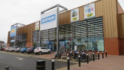 Decathlon despide a trabajadora por coger los días por la muerte de su madre