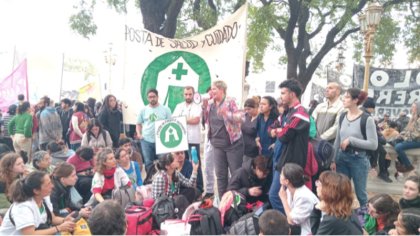 Más de 100 heridos por la represión en la multitudinaria marcha contra la Ley de Bases atendidos por la posta de salud y cuidado