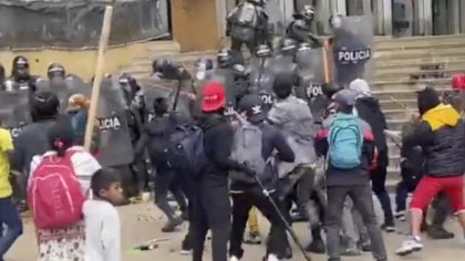 Policía de Colombia reprime a indígenas que protestan por comida y vivienda