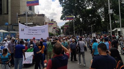 Trabajadores estatales protestan contra los recortes salariales de Nicolás Maduro