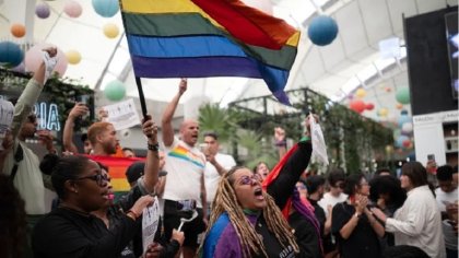 Protesta de la comunidad LGBTIQ+ ante agresión en centro comercial de La Candelaria