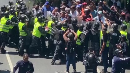 Reprimen protesta de trabajadores universitarios y jubilados que exigían salario igual a la canasta básica