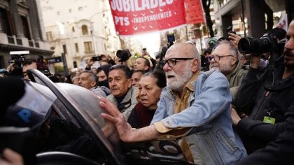 Jubilados y jubiladas otra vez cara a cara con la policía, el día que Milei les congela el bono