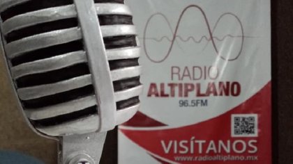 Entrega gobernadora de Tlaxcala la emisora pública Radio Altiplano a empresarios