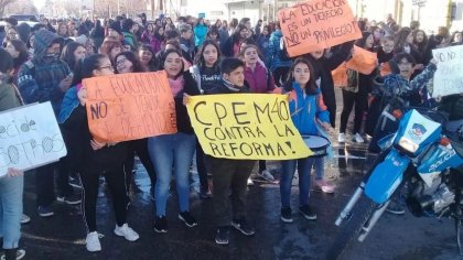 "Diseño curricular emancipador": incremento de la precarización laboral en nivel medio