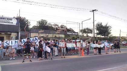 Salsipuedes sin agua: Vecinos protestan cortando la ruta, mientras el municipio lanza la temporada turística