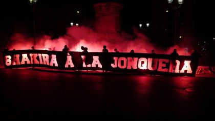 Misoginia en el fútbol: hinchas del PSG denigran a Shakira con una bandera