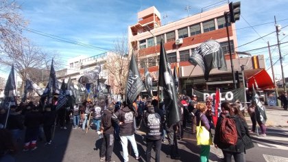 Sutna: hoy concentraron contra los despidos y el jueves marchan a La Plata