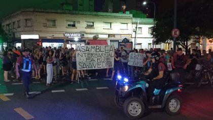 Asamblea interbarrial y cacerolazo en el Parque Saavedra contra el DNU y la Ley Ómnibus