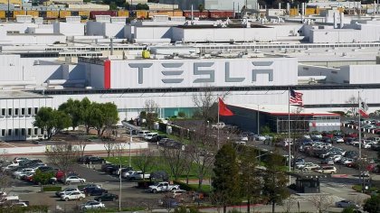 Trabajadores denuncian racismo escandaloso en una planta de Tesla en California