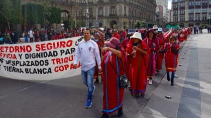 Triquis exigen regreso seguro a Oaxaca frente a Palacio Nacional