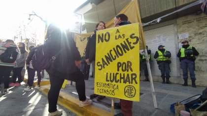 Neuquén: trabajadores de Estadística y Censos y de Aten Capital se manifestaron en las puertas del Ministerio de Economía