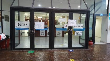 Biblioteca de la Facultad de Economía cerrada por sus trabajadores