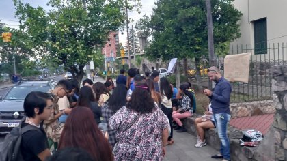 Estudiantes del Instituto de Educación Superior N°4 Scalabrini Ortiz reclaman por montos excesivamente altos para inscribirse