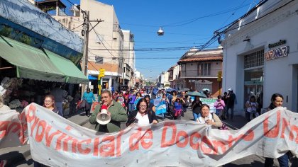 Sigue el paro docente en Salta y hubo movilización por el centro de la capital