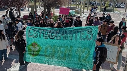 Estudiantes secundarios se movilizaron en contra de la reforma educativa y contra los casos de violencia en las escuelas