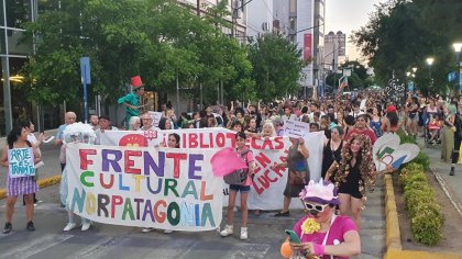 Multitudinario cacerolazo cultural en Neuquén contra el DNU y la Ley Ómnibus 