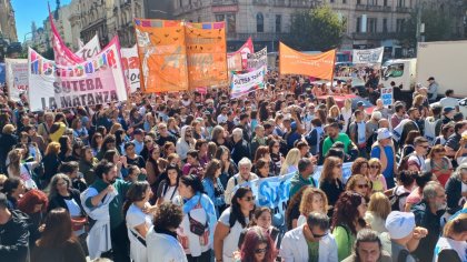 Profesores se movilizan contra el ajuste de Milei exigiendo paro general