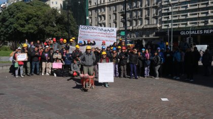 Trabajadores tercerizados cooperativistas de AySa reclaman en el Ministerio de Economía