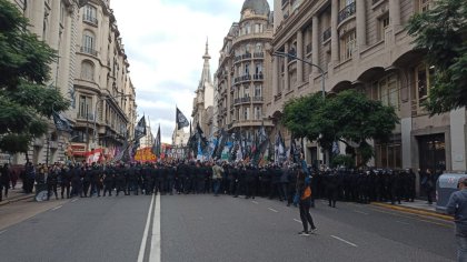 Lucha contra 97 despidos en el neumático: los obreros se plantan contra fuerte operativo represivo 