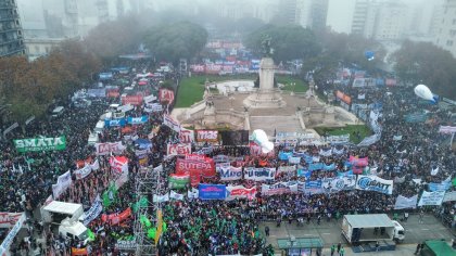 El vergonzoso papel de la CGT y las CTA debilitó la lucha contra la Ley Bases y facilitó la represión policial