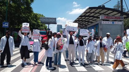 Estudiantes de la FacMed realizan paro y marcha contra los nuevos lineamientos de evaluación