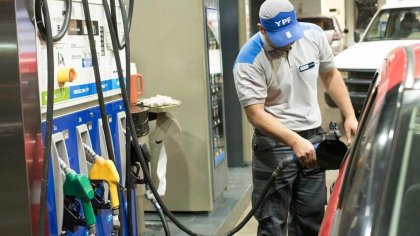 Más nafta al fuego de la inflación: YPF y Axion suben 3,8 % los combustibles