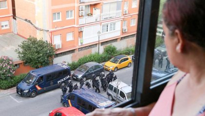 Brutal dispositivo policial para desahuciar a 50 personas con menores en #LaDigni en Móstoles