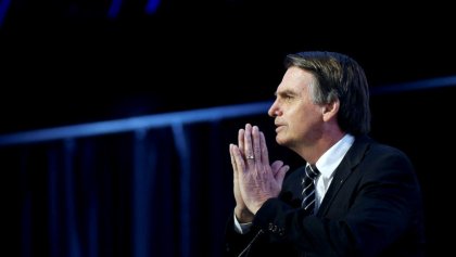 Bolsonaro a favor de la dictadura y contra Darwin en los manuales escolares