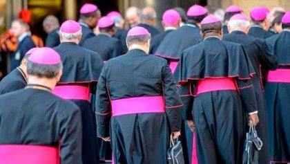 La iglesia encubre pederastas y celebra misas por Franco