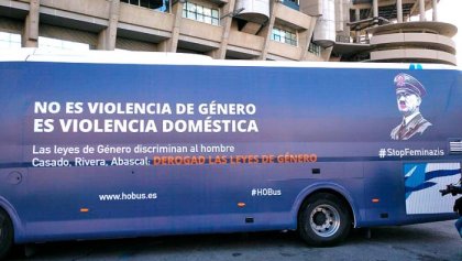 “Hazte Oir” passeja un bus amb la cara d'Hitler i alerta de la “conspiració marxista-feminista”