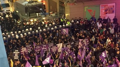 La Policía reprime la marcha por el Día Internacional de las Mujeres en Estambul