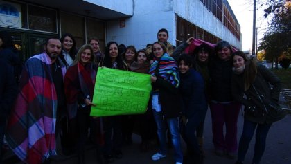 Frazadazo en la escuela La Piloto: los pibes se organizan para no estudiar con frío