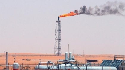 El petróleo sube hasta el 10 % tras los ataques a refinerías en Arabia Saudita