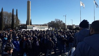 Puerto Madryn: paro total en Aluar contra despidos y suspensiones