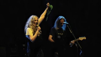 Patti Smith con los pañuelos verdes, la wiphala y el puño en alto