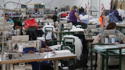 Textiles reconvierten la producción y fabrican barbijos para hospitales de Neuquén