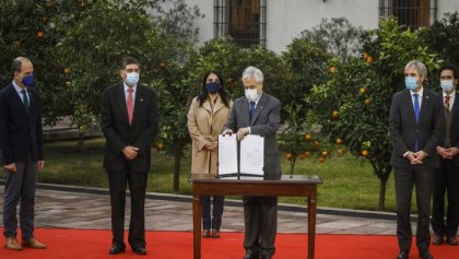 Piñera ante desaprobación promulga reforma que impide reelección de autoridades ¿qué señal está dando?